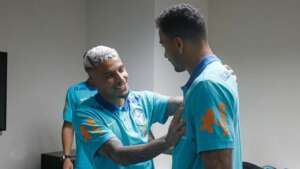 Gerson passa mal e desfalca seleção no 1º treino em Salvador