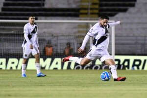 Elvis revela ameaças, admite deixar a Ponte e rebate torcida: ‘Não adianta bosta nenhuma’