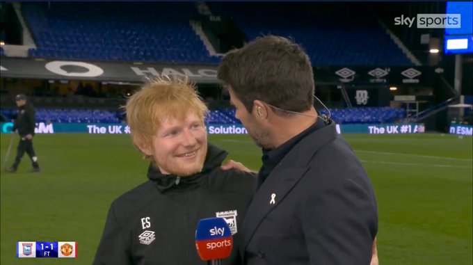 Ed Sheeran pede desculpas por interromper entrevista de treinador do United