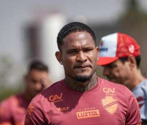 Lateral do Vila Nova preocupa para duelo contra a Ponte Preta e reta final da Série B