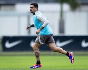 Fagner deve ser novidade no Corinthians para duelo direto com o Vitória