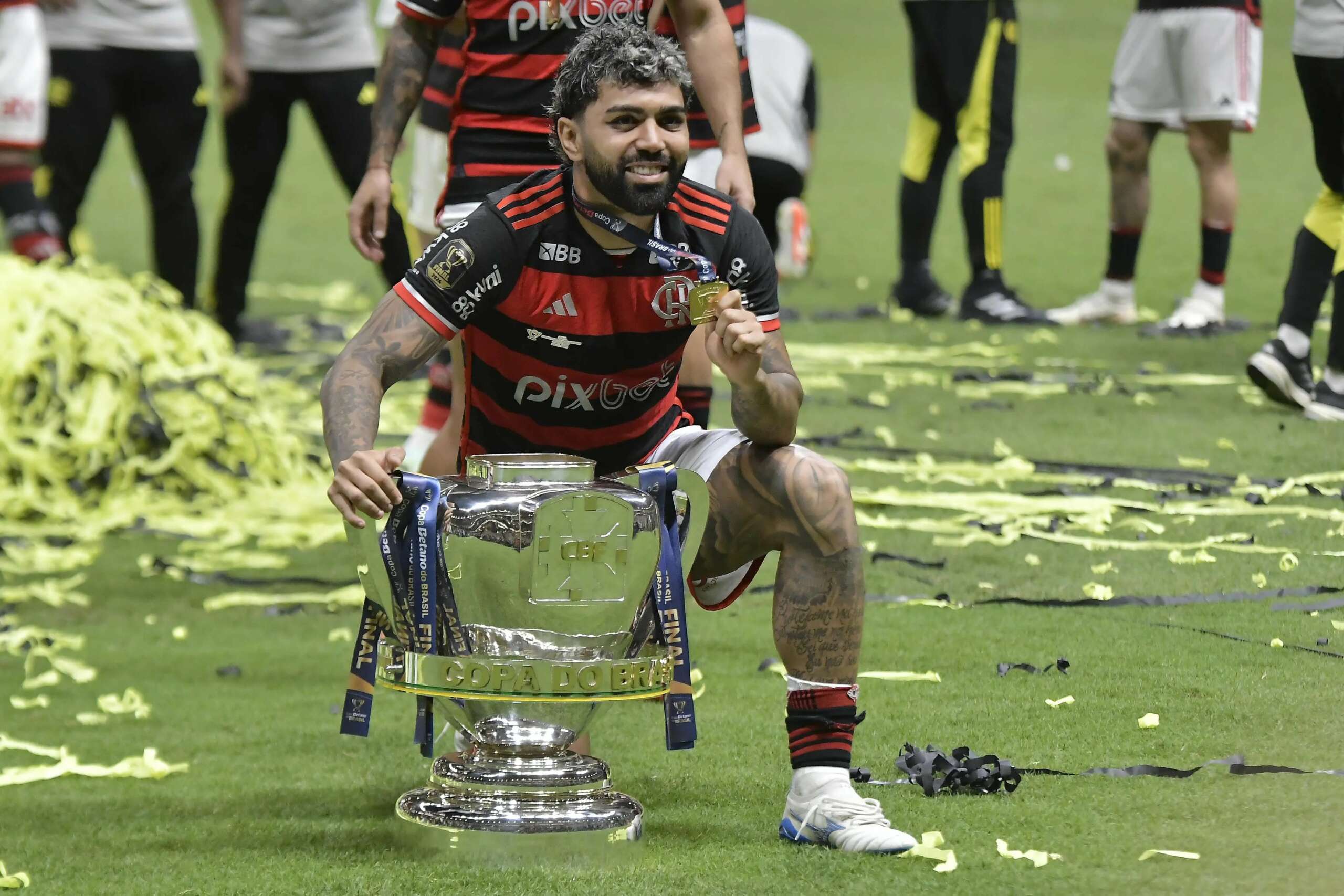 De saída do Flamengo, Gabigol repete CR7 e lança canal no YouTube