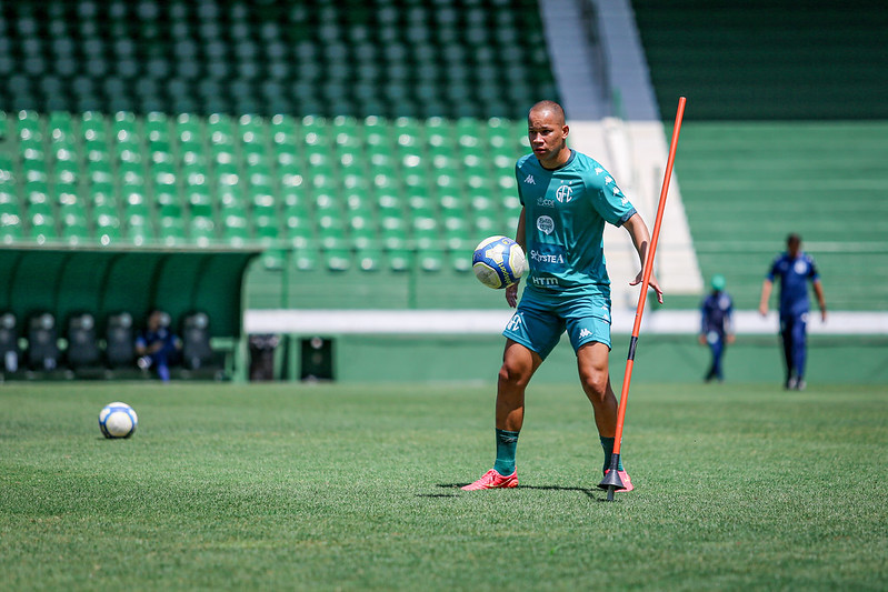 Artilheiro do Guarani na Série B, Caio Dantas despista sobre futuro e foca na permanência