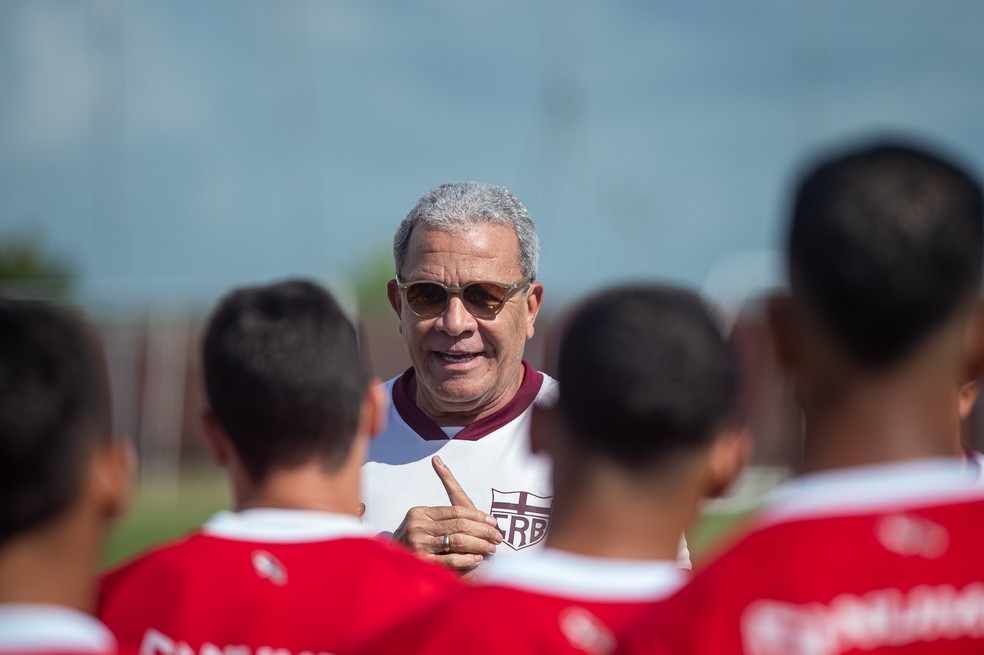 Hélio destaca cobrança sofrida pelos jogadores do CRB (Foto: Francisco Cedrim/CRB)