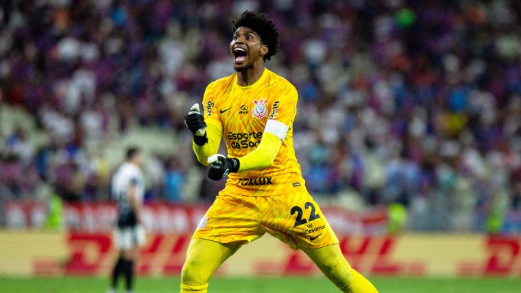 Hugo Souza durante partida do Corinthians