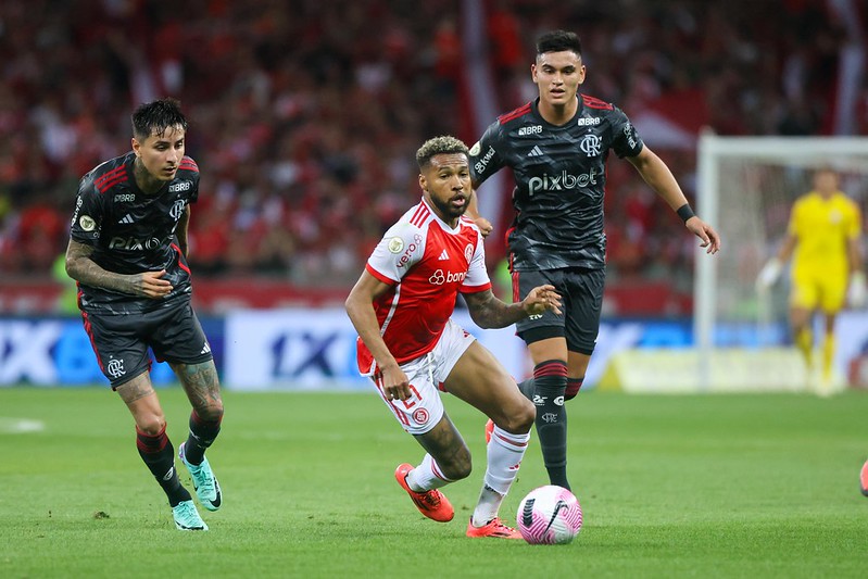 Internacional e Flamengo fazem duelo direto no Brasileirao