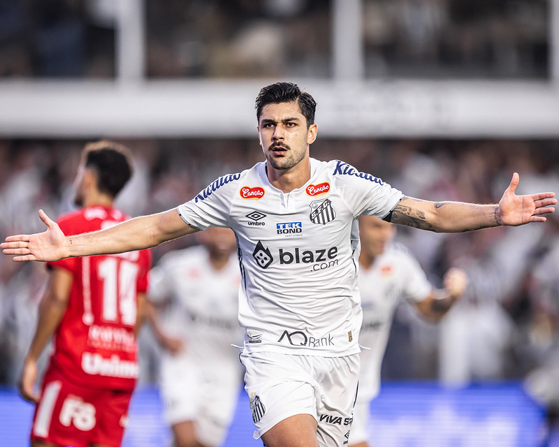 Joao Basso contem euforia quanto ao acesso do Santos