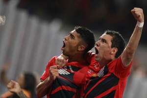 Atacante do Athletico-PR sai do banco e vira protagonista