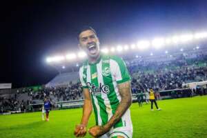 Emprestado ao Juventude, atacante do Santos chama atenção