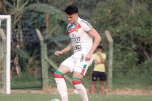 Lucas Reis estreia no Brusque e projeta jogar ao lado do pai