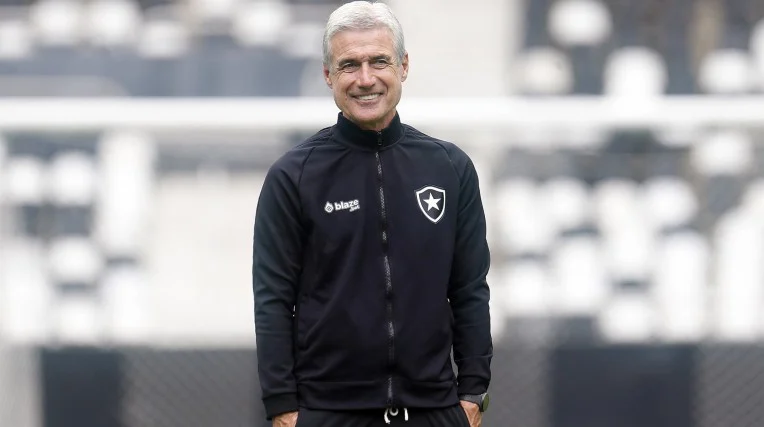 Luís Castro em treino do Botafogo