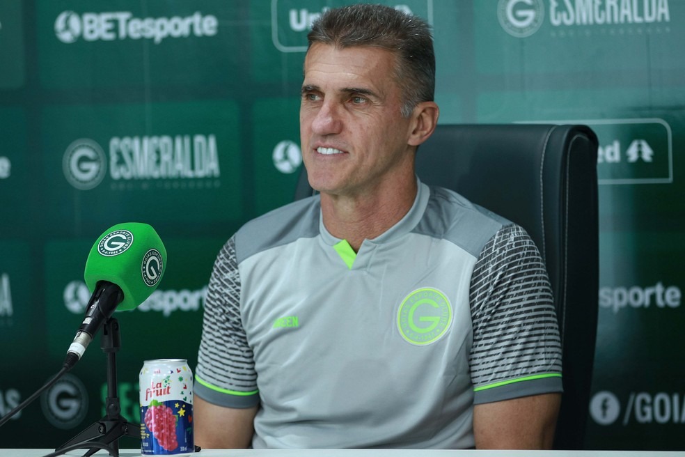 Mancini chora após enfrentar o filho em vitória do Goiás na Série B (Foto: Rosiron Rodrigues/GEC)