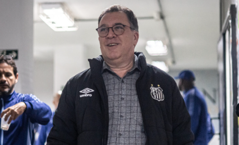 Marcelo Teixeira discute com torcedores apos acesso do Santos