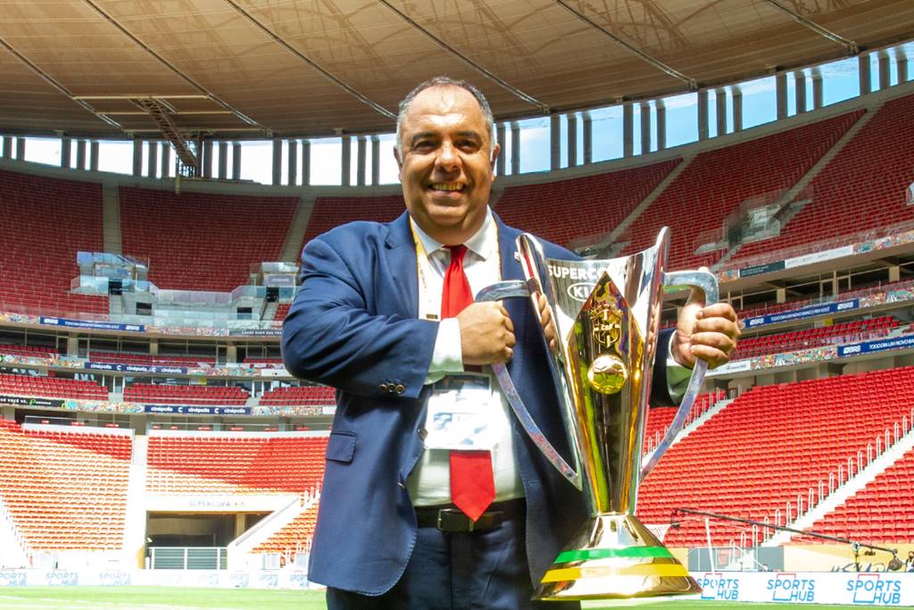 Marcos Braz com a taça da Supercopa do Brasil de 2021