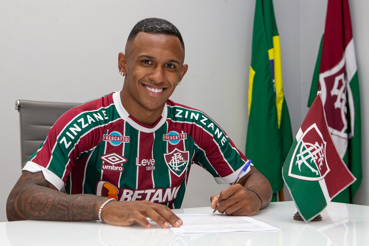 Marquinhos durante assinatura de contrato