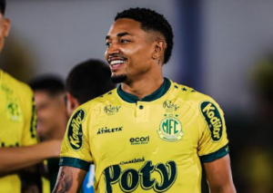 Meia do Mirassol elogia estrutura do clube e celebra acesso: 