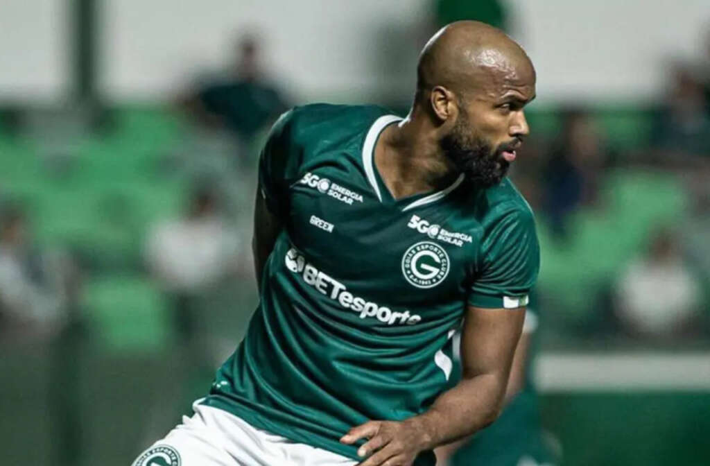 Zagueiro do Goiás dedica vitória à torcida e garante: “Lutaremos até o fim”
