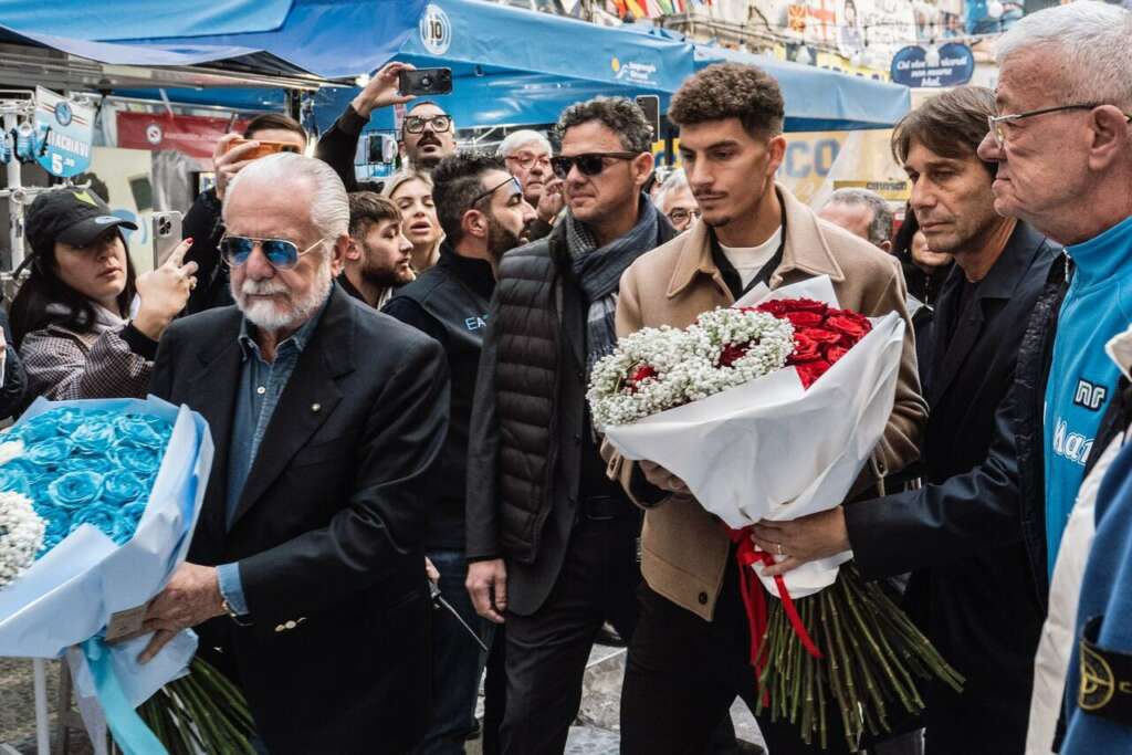 Napoli presta homenagem a Maradona no aniversário de sua morte