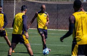 Atacante volta de suspensão e projeta 