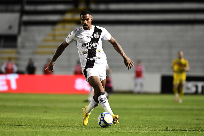 Ponte Preta encara Paysandu em duelo direto contra o rebaixamento na Série B