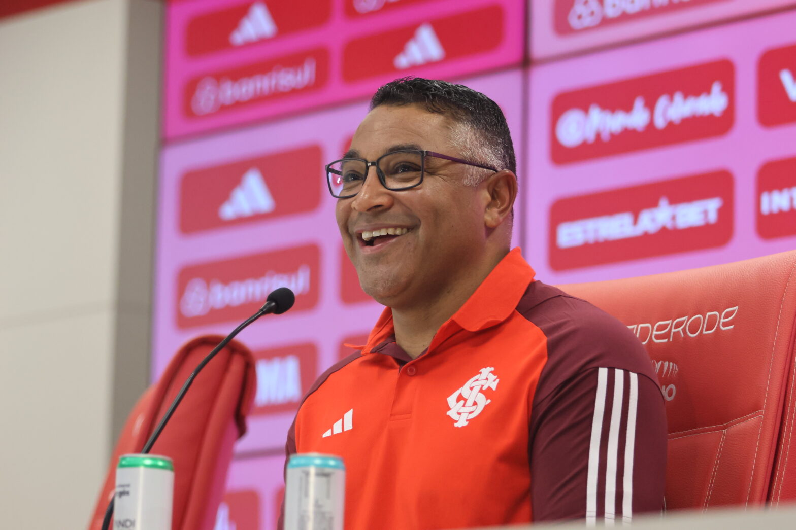 Roger Machado durante apresentação no Inter