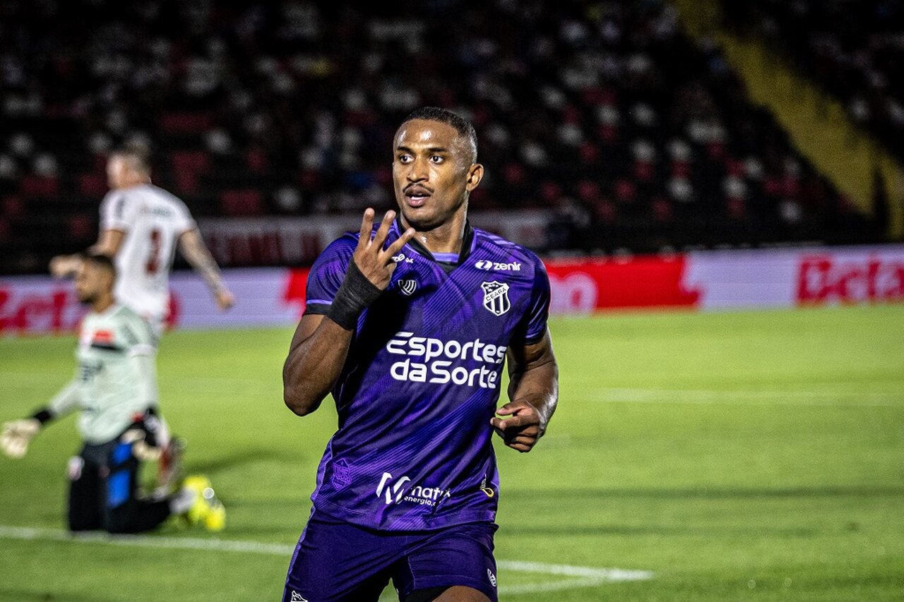 Saulo Mineiro faz tres e coloca Ceara no G4 da Serie B