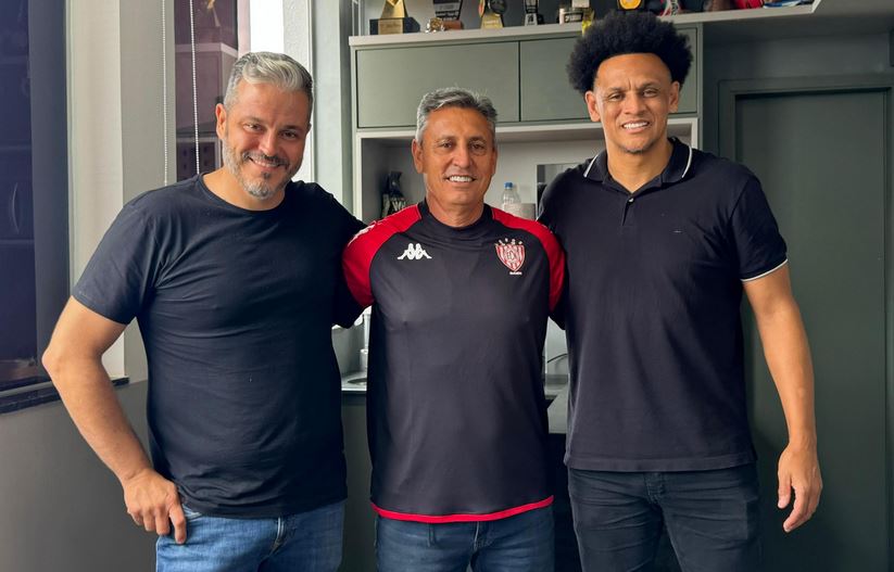 Reinaldo Mandaliti do Noroeste, técnico Paulo Comelli, e Deda, coordenador de futebol do clube. Foto: Agência Desco / Noroeste