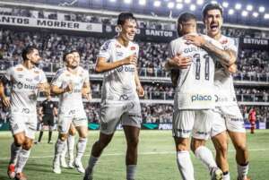 Neymar comemora vitória do Santos e rouba a cena em coletiva de Carille