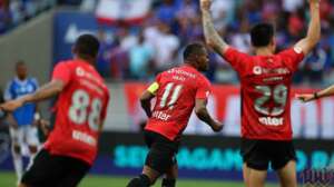 Apesar de gol no fim, Fernandinho cita 'ponto valioso' para o Athletico