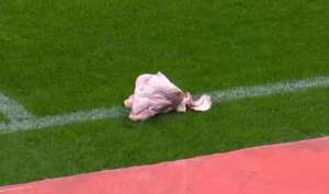 Corinthians é condenado a pagar multa milionária por cabeça de porco atirada no dérbi