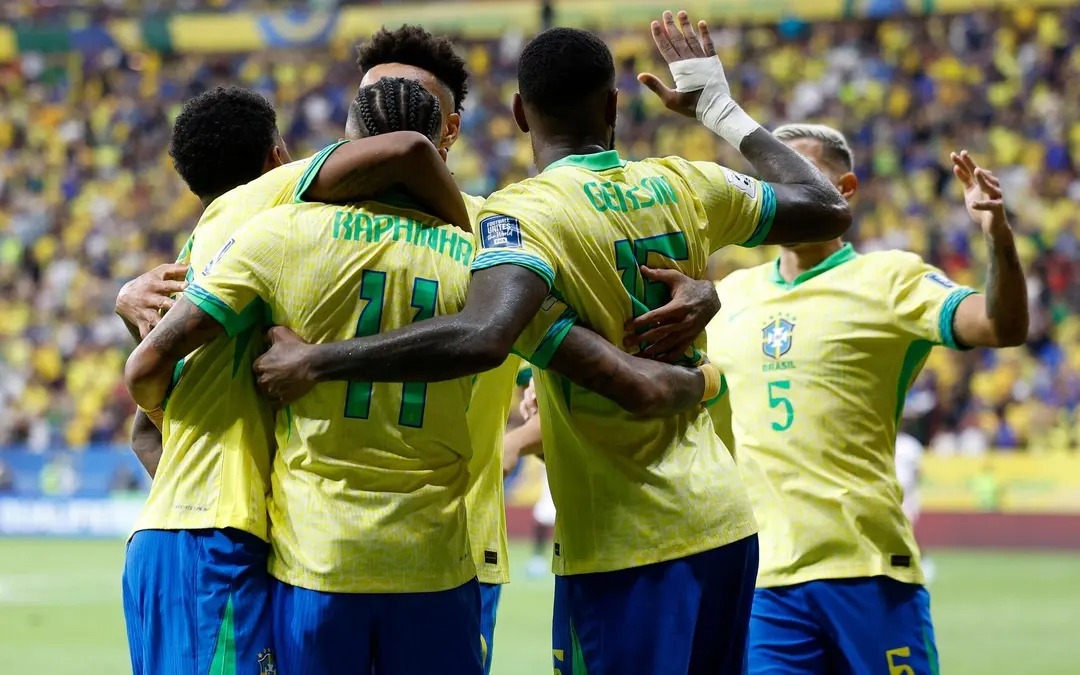 Atletas da seleção comemorando gol