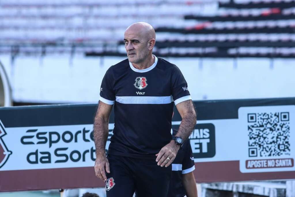 Técnico do Santa Cruz defende zagueiro contestado pela torcida (Foto: Evelyn Fotografias/Santa Cruz)