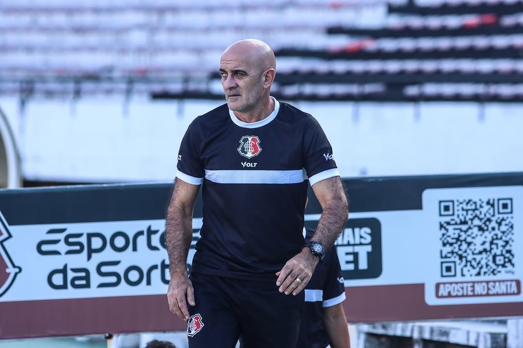 Técnico do Santa Cruz defende zagueiro contestado pela torcida (Foto: Evelyn Fotografias/Santa Cruz)