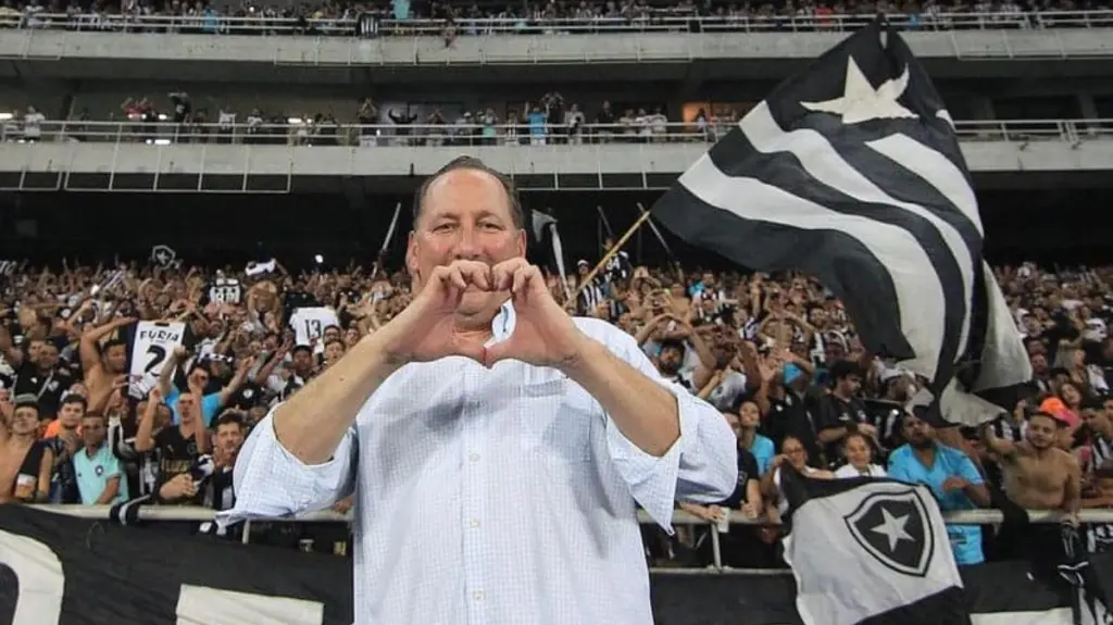 John Textor posando para foto com torcedores