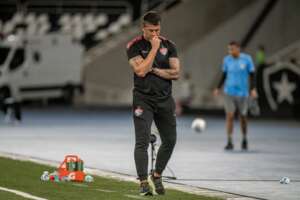 Vitória tem sequência em casa e Carpini busca permanência