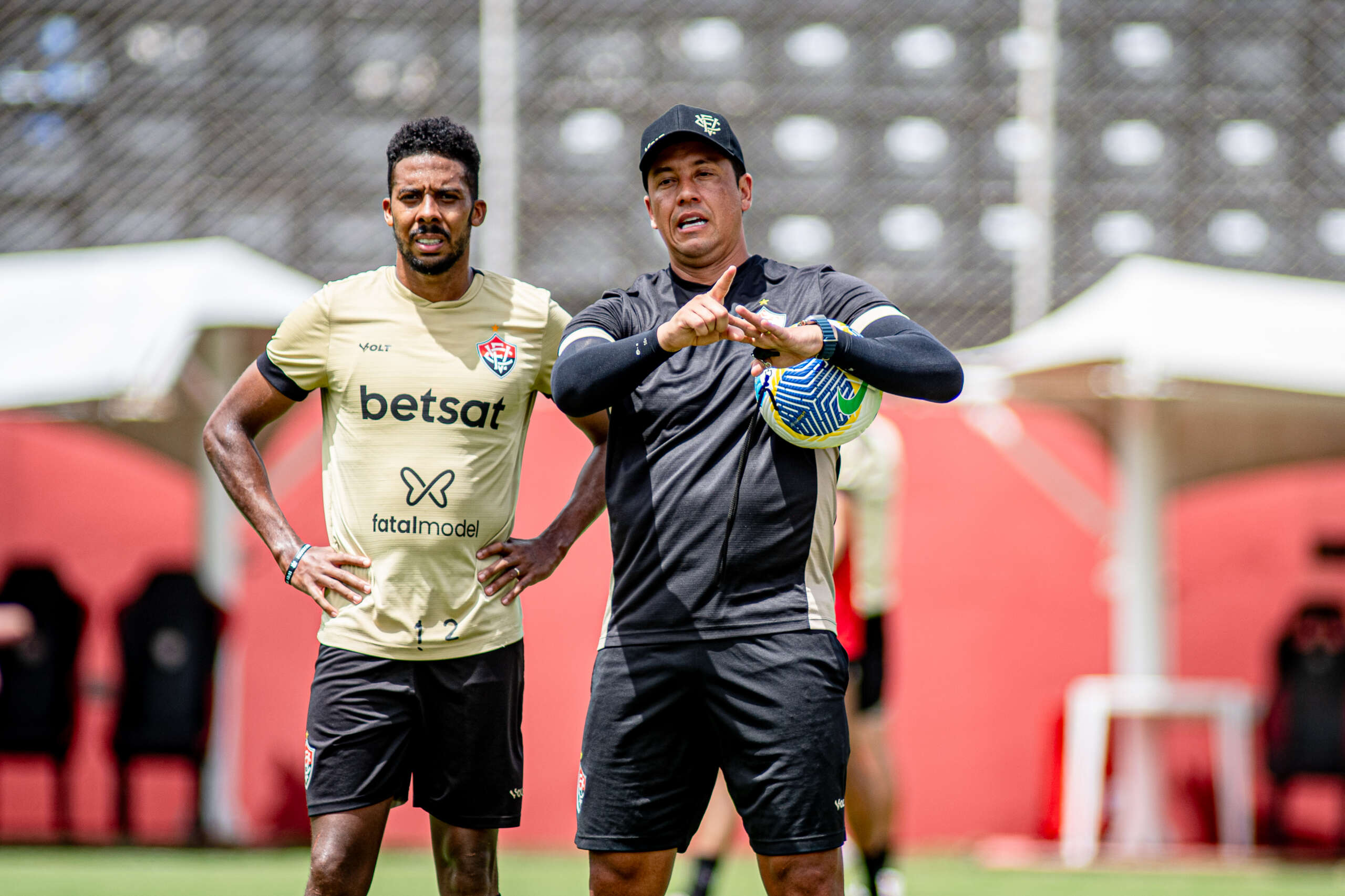 Lesionado, volante do Vitória participa de atividade com o elenco (Foto: Victor Ferreira/EC Vitória)