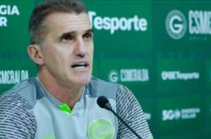 Mancini cutuca rival, mas goleiro garante foco do Goiás no acesso