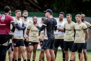 Vitória faz treino técnico antes de jogo contra o Criciúma