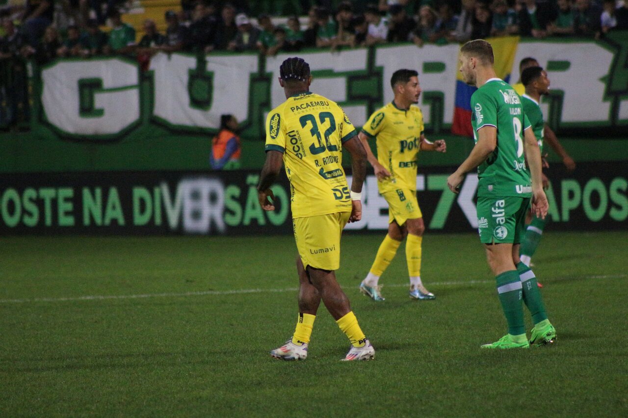 Volante do Mirassol celebra acesso a Serie A