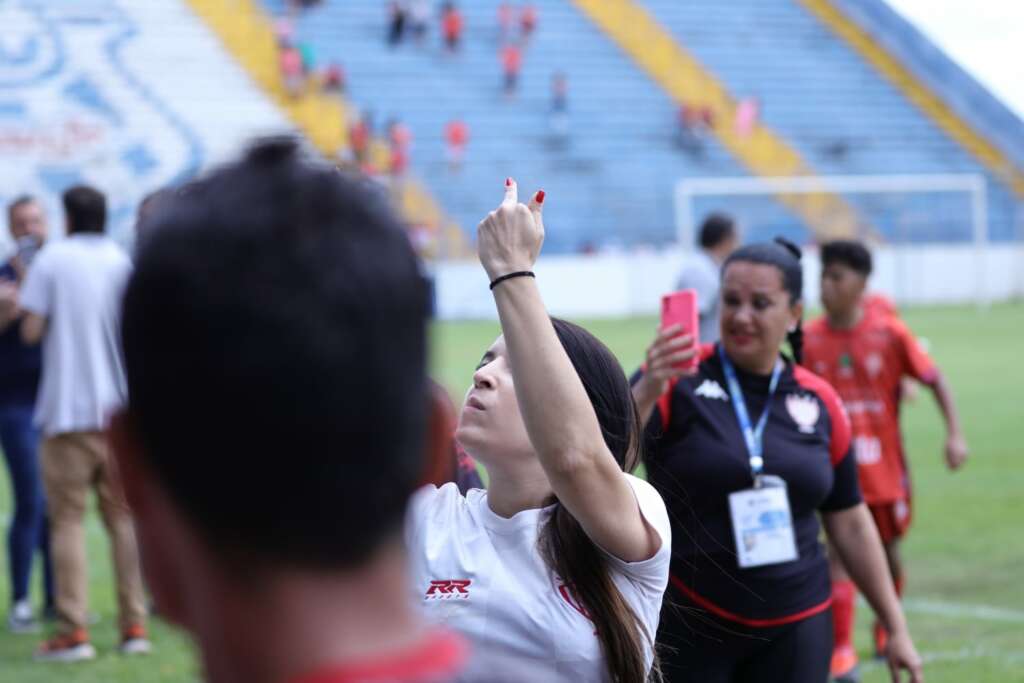 Vergonhoso! Em jogo sub-12, membro da CT do Noroeste faz gestos obscenos para torcedores