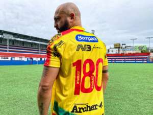 Empresa promove campanha contra violência às mulheres e muda numeração de jogadores