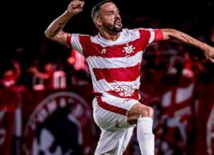 Artilheiro do CRB celebra permanência na Série B: 