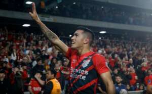 Herói do Athletico revela que gol 'tirou caminhão das costas'