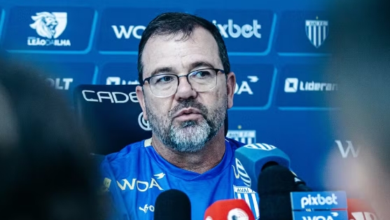 Enderson Moreira é o técnico do Avaí. Foto: Leandro Boeira / Avaí