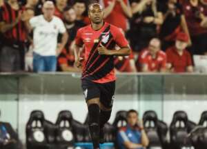 Fernandinho garante que time do Athletico está 'irritado'