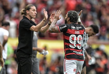 Satisfeito, Filipe Luís quer Flamengo ‘ligado’ na volta