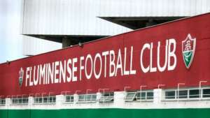 Torcedores do Fluminense protestam no CT e cobram raça em encontro com Thiago Silva