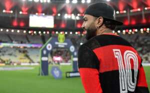 Afastado, Gabigol vai ao Maracanã com camisa 10 do Flamengo