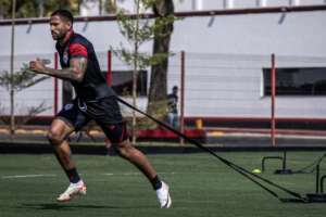 'Sem direção', Atlético-GO perde volantes para jogo com o Athletico