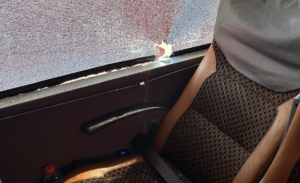 Ônibus do Corinthians é recebido com pedras na chegada para o jogo com o Vitória